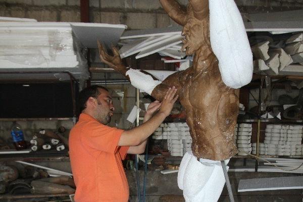 Isaac Juárez  elabora figura del diablo. (Foto Prensa Libre: Miguel López)