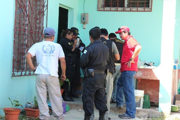 Técnicos del MP y policías  de San Benito, Petén, recaban información de crimen.