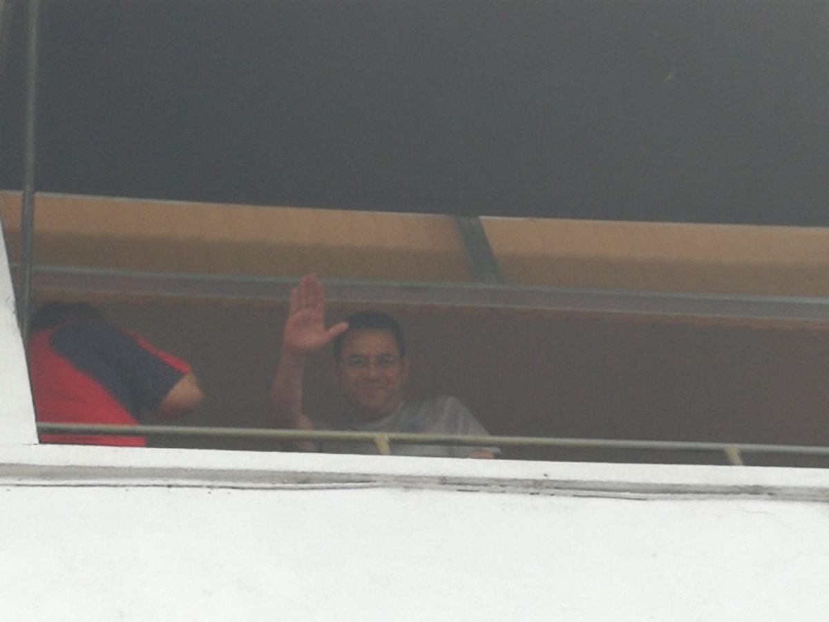 Jimmy Morales estuvo presente en el Clásico 300 del futbol nacional. (Foto Prensa Libre: Óscar Rivas)