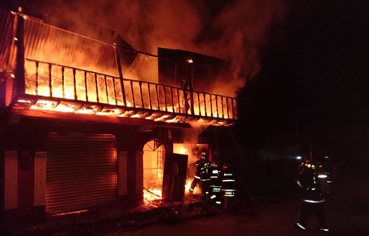 La casa en que se efectuó una ceremonia a Maximón, en Chciché, Quiché, se incendió por mala manipulación de veladoras. (Foto Prensa Libre: Horacio Cordero)