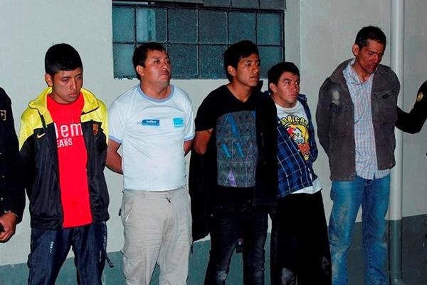 Los cinco presuntos asaltantes capturados permanecen en la Comisaría 73, en Chimaltenango. (Foto Prensa Libre: Víctor Chamalé) <br _mce_bogus="1"/>