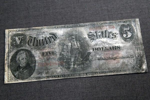 Un chaleco salvavidas hélice, tumbonas y una campana de bronce de barco, recuerdos relacionados con el Titanic. (Foto Prensa Libre: AP)