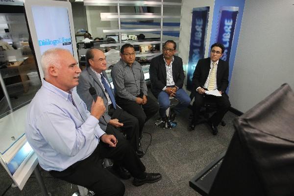 Alejandro Asturias, presidente de asociación de vecinos; Rodolfo Rohrmoser, abogado constitucionalista; Roberto Zapeta, representante edil de Mixco, y Álvaro Hugo Rodas, de la municipalidad capitalina, dialogan con el periodista José Manuel Patzán.