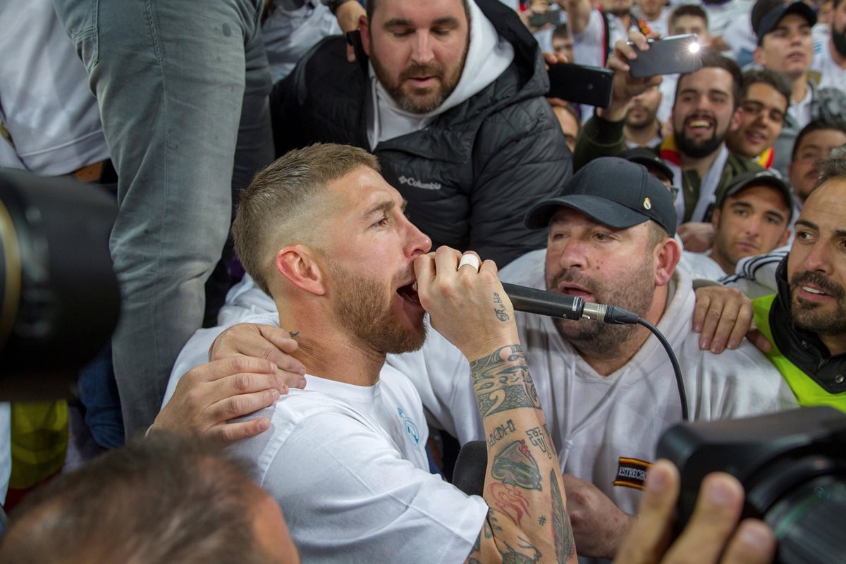 El capitán del Real Madrid Sergio Ramos celebra la clasificación para la final, al término del partido de vuelta de las semifinales de la Liga de Campeones ante el Bayern Munich. (Foto Prensa Libre: EFE)