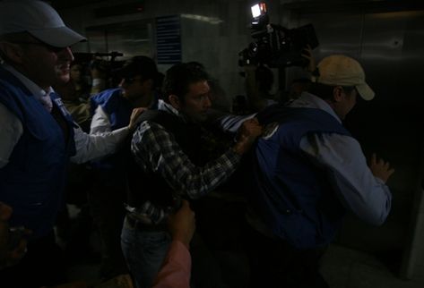 Los hermanos Valdés a su llegada a Tribunales bajo fuertes medidas de seguridad. (Foto Prensa Libre: Óscar Estrada)