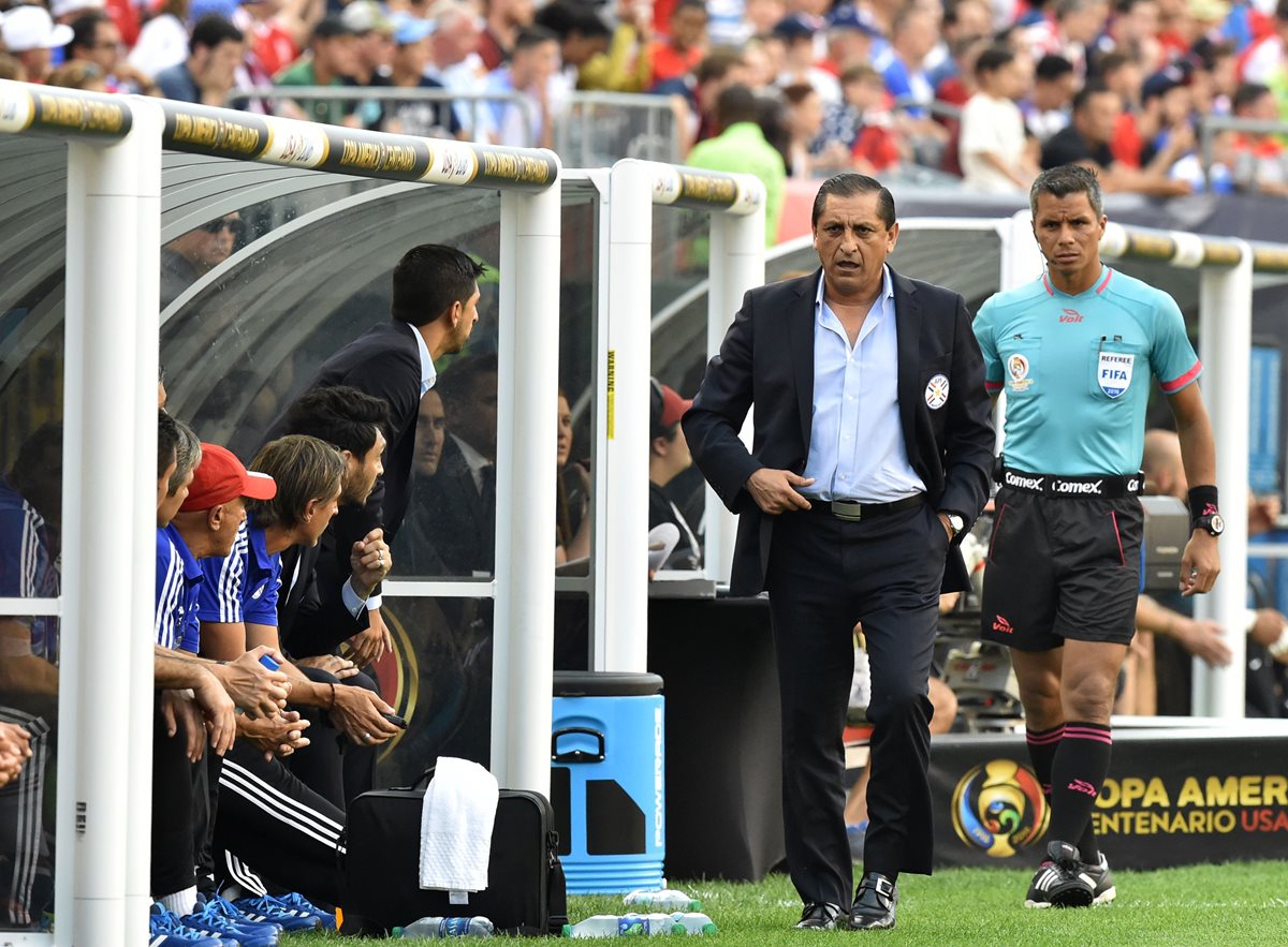 Ramón Díaz captado en el partido de Paraguay contra Estados Unidos. (Foto Prensa Libre: AFP).