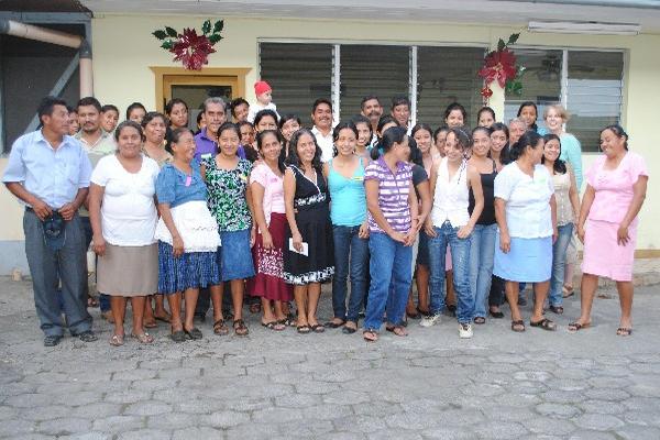 Un grupo de becadas se reúne para culminar el ciclo escolar de este año.
