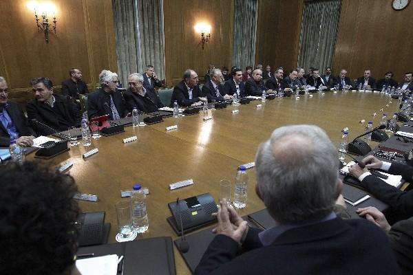 El jefe de gobierno griego Alexis Tsipras dirige la primera sesión del consejo de ministros efectuada hoy. (Foto Prensa Libre: EFE)