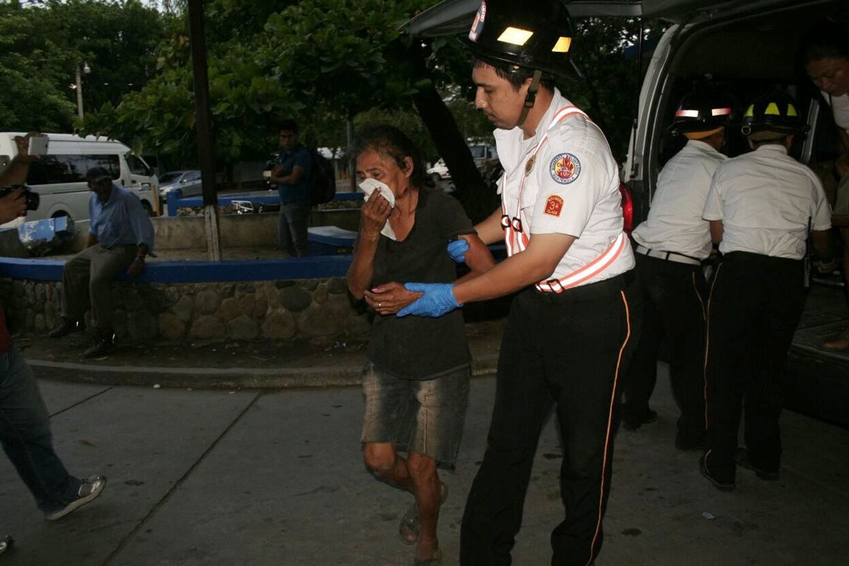 Virgilia Marroquín, de 56 años, es trasladada por un bombero Voluntario al Hospital Regional de Zacapa. Su nieto también resultó herido. (Foto Prensa Libre: Mario Morales)