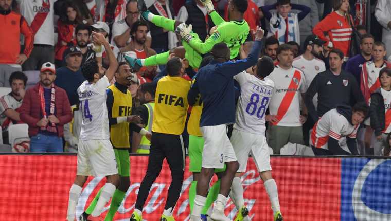 Los jugadores del Al Ain celebran después de clasificar a la final del Mundial de Clubes. (Foto Prensa Libre: AFP)