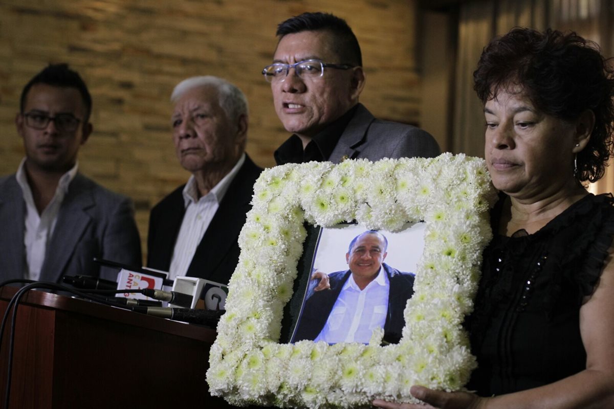 Los familiares lamentan y exigen que se investigue la muerte de José Francisco Yax. Elva Monterroso, esposa del abogado, sostiene su fotografía (foto Prensa Libre: Edwin Bercián)