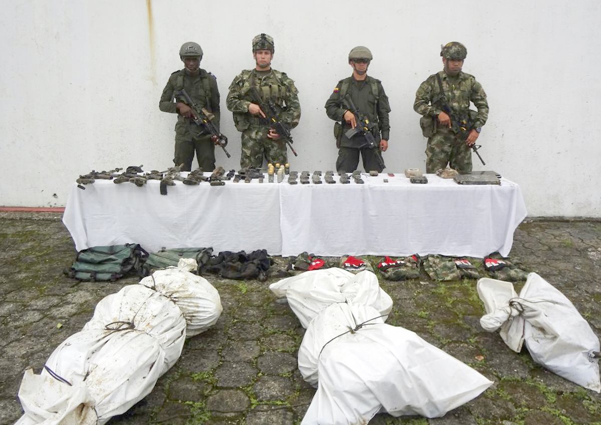Imagen de archivo que muestra a integrantes de la guerrilla del ELN muertos en un enfrentamiento reciente. (Foto Prensa Libre: AFP).