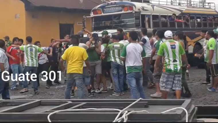 Aficionados de Antigua GFC protagonizaron la riña en las afueras del estadio Pensativo. (Foto Prensa Libre: Captura de Pantalla)