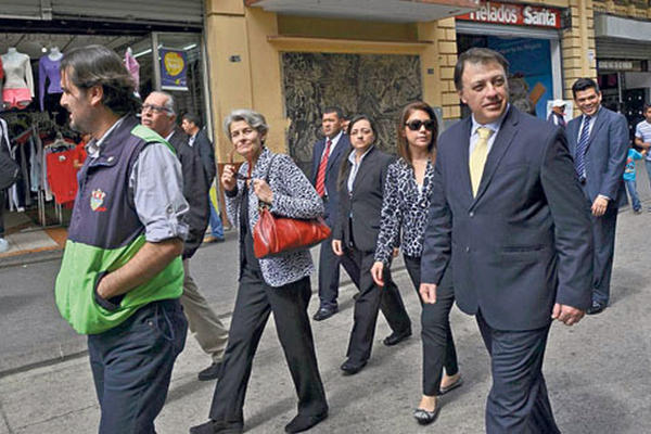 La directora  de la Unesco, Irina Bokova, es acompañada por funcionarios, durante su recorrido en el Centro Histórico.