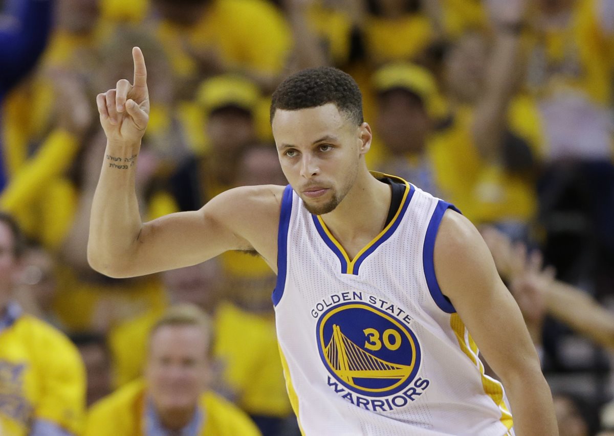 Stephen Curry ayudó con 24 puntos al triunfo de los Warriors sobre los Rockets de Houston. (Foto Prensa Libre: AP)