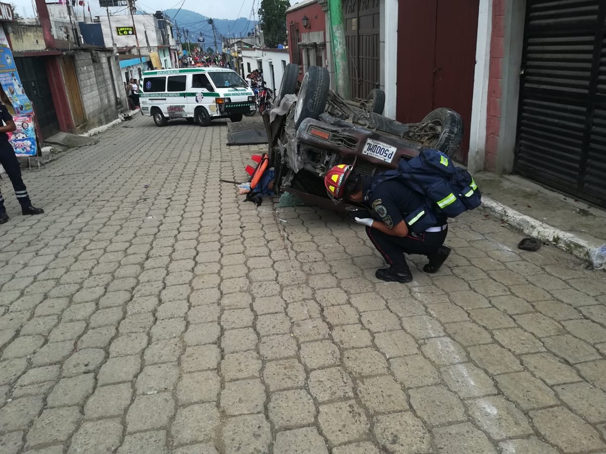Un socorrista revisa el lugar del accidente en Magdalena Milpas Altas, Sacatepéquez. (Foto Prensa Libre: Cortesía CBMD)