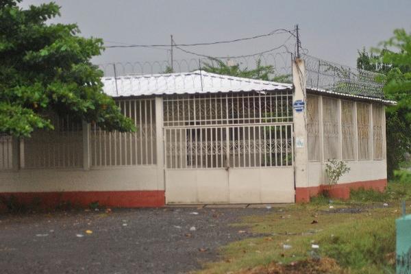 Fachada de la morgue de Tiquisate, a donde  fueron trasladados los cuerpos de la mujer y menor ultimados  en Nueva Concepción. Inserta, escena del crimen.