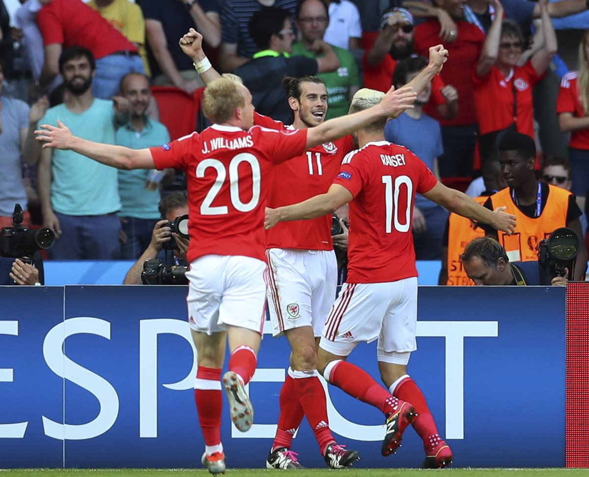 Bale fue el autor de la jugada que generó el gol en propia puerta de Irlanda del Norte. (Foto Prensa Libre: AP)