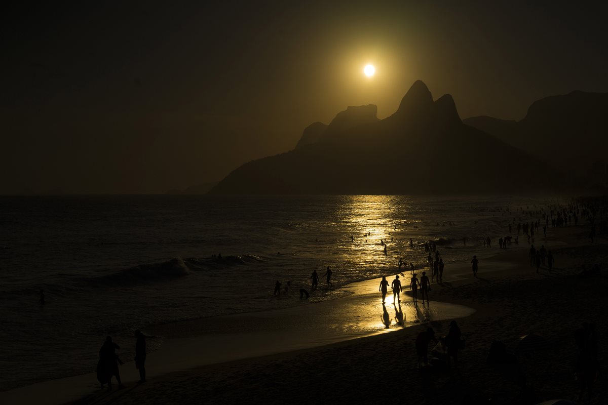Los rayos del Sol son más candentes en Río de Janeiro, que sufre un calor histórico. Foto Prensa Libre (AP)