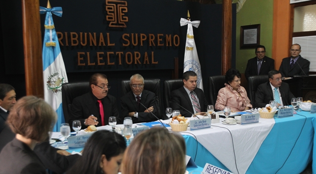 Magistrados del TSE presiden una reunión con directores de medios de comunicación, para informar sobre las acciones que imponen las reformas a la Ley Electoral y de Partidos Políticos. (Foto Prensa Libre: Érick Ávila)