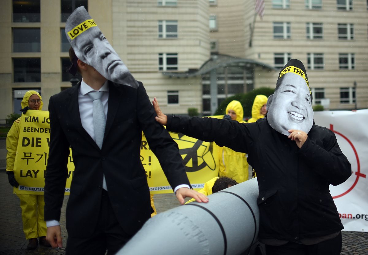 Activistas del ICAN durante una exhibición frente a la embajada de Estados Unidos en Berlín en septiembre de 2017. (Foto Prensa Libre: AFP)