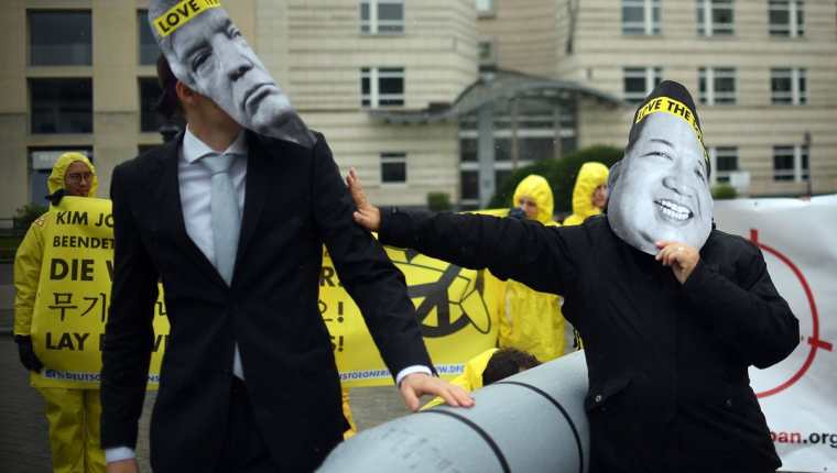 Activistas del ICAN durante una exhibición frente a la embajada de Estados Unidos en Berlín en septiembre de 2017. (Foto Prensa Libre: AFP)
