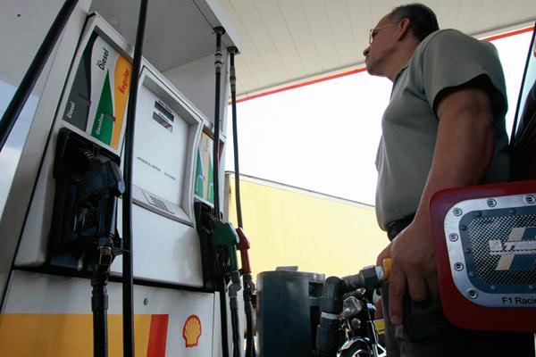 Las estaciones de servicio del área metropolitana aplicaron este lunes un incremento de Q1 al galón de gasolina y diésel y es uno de los más fuertes en el año. (Foto Prensa Libre: Hemeroteca)