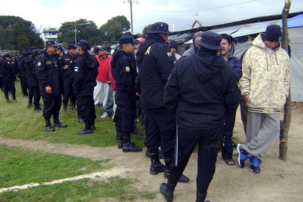 Policía requisa la Granja Penal Cantel, Quetzaltenango. (Foto Prensa Libre: Carlos Ventura).<strong></strong>
