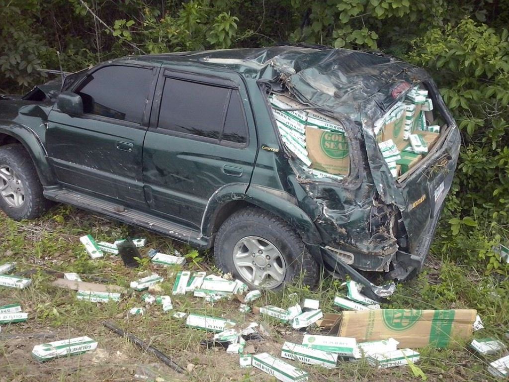 Vehículo en el que transportaban los cigarrillos de contrabado, en Petén. (Foto Prensa Libre: Walfredo Obando)