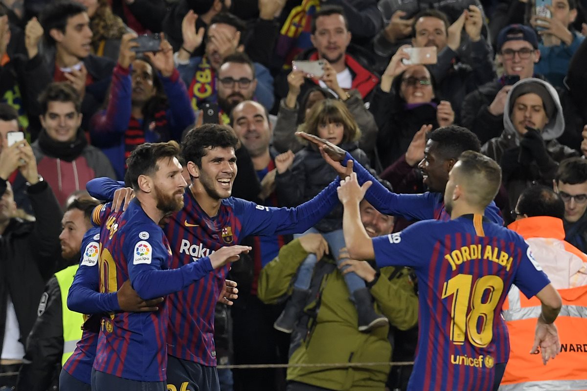 Lionel Messi y Jordi Alba celebran junto a Carles Aleña quien anotó el 2-0 para el Barcelona frente al Villarreal. (Foto Prensa Libre: AFP)