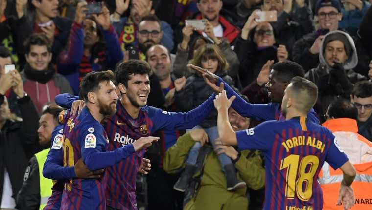 Lionel Messi y Jordi Alba celebran junto a Carles Aleña quien anotó el 2-0 para el Barcelona frente al Villarreal. (Foto Prensa Libre: AFP)