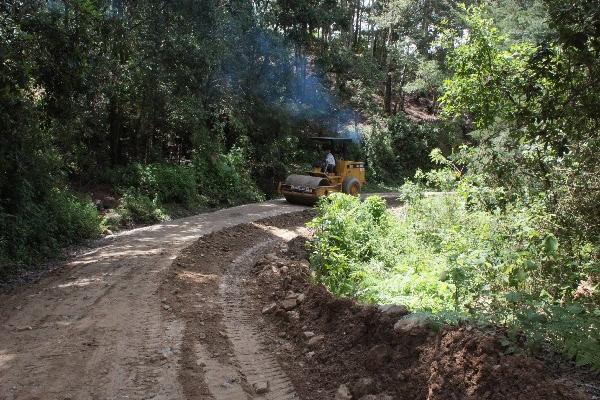Maquinaria trabaja en el kilómetro 94, Ruta Nacional V, Baja Verapaz.