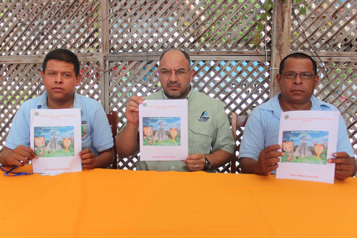 Los Organizadores de la Primera Copa Internacional de Futbol, anuncian la actividad deportiva que se realizará en San José. (Foto Prensa Libre: Rigoberto Escobar)