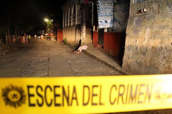 La víctima se encontraba bebiendo cerveza dentro de una tienda cuando fue atacada. Foto: Prensa Libre, Rolando Miranda.<br _mce_bogus="1"/>