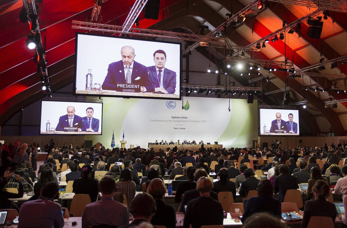 Vista general del plenario durante la presentación del primer borrador de acuerdo del clima elaborado por el Comité de París en la Conferencia del clima COP21 en Le Bourget. (Foto Prensa Libre: EFE).