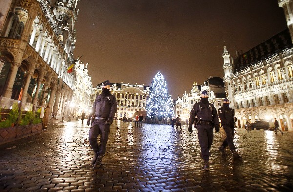 Soldados belgas vigilan en la Grand Place de Bruselas, Bélgica. (Foto Prensa Libre: AP)
