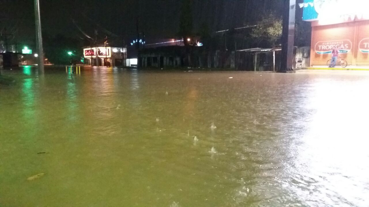 Una calle anegada de Puerto Barrios. (Foto Prensa Libre: Dony Stewart)