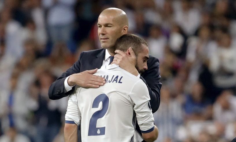 Zidane consuela a Carvajal al momento de salir del campo por lesión.