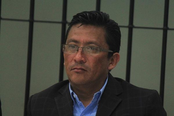 Ermi Donerick Villagrán, sindicado de la muerte de un sindicalista, escucha al juez del Tribunal Segundo de Sentencia Penal de Quetzaltenango. (Foto Prensa Libre: Alejandra Martínez)