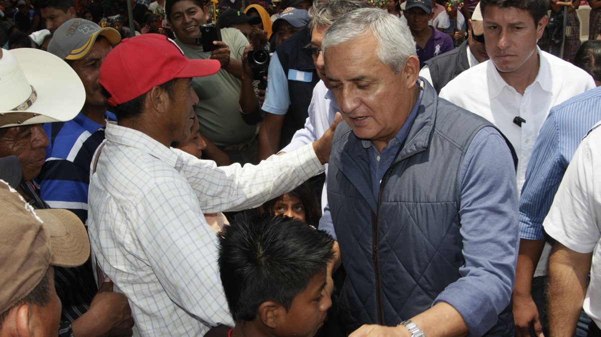 Otto Pérez Molina saluda a pobladores de Baja Verapaz. (Foto Prensa Libre: Carlos Grave)