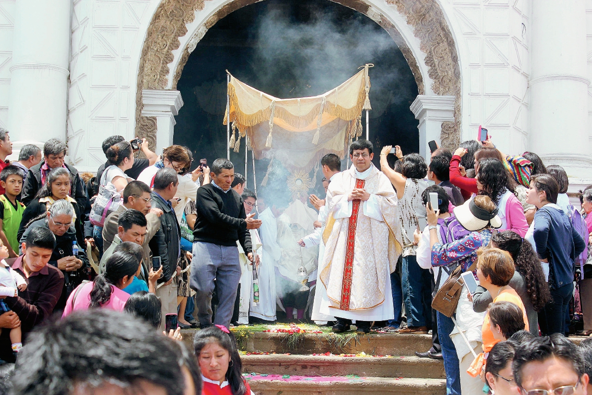 El sacerdote Nicolás Thevenin durante homilía del Corpus Christi, en Paztún, Chimaltenango. (Foto Prensa Libre: José Rosales)