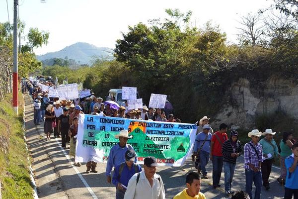 Campesinos durante la marcha que realizaron en Cubulco,Baja Veraepaz. (Foto Prensa Libre: Carlos Grave)