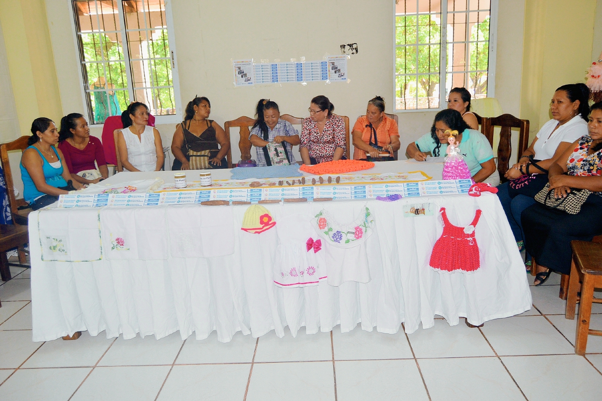 Grupo de artesanas que participará en la feria de artesanías, en Zacapa. (Foto Prensa Libre: Víctor Gómez)