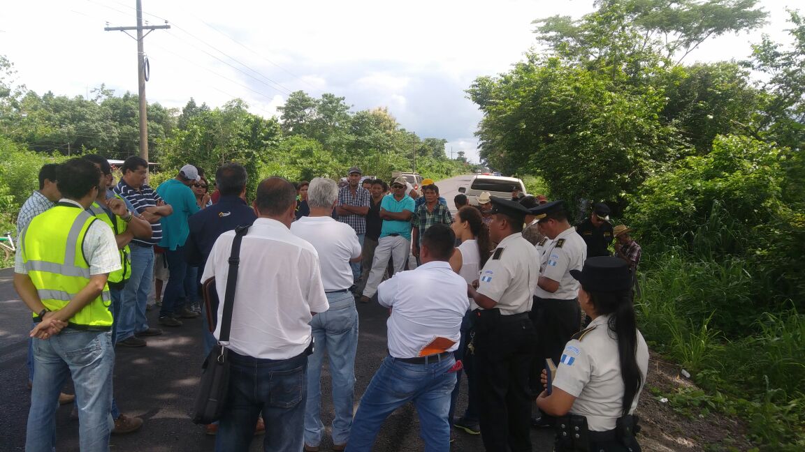 Pobladores de El Progreso, Cuyotenango, accedieron a liberar el paso. (Foto Prensa Libre: Cristian Icó)