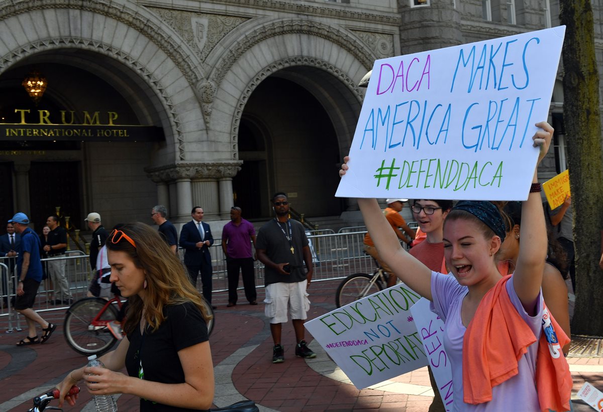 Activistas protestan durante un mitin en apoyo del programa Daca frente al Trump International Hotel en Washington DC.(AFP).