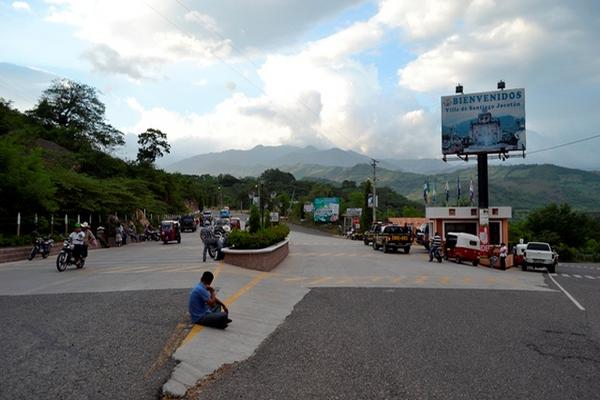 Habitantes de Jocotán, Chiquimula, decidieron organizar su propia junta de seguridad ante los constantes hechos delincuenciales cometidos por supuestos pandilleros que llegaron al lugar. (Foto Prensa Libre: Edwin Paxtor)