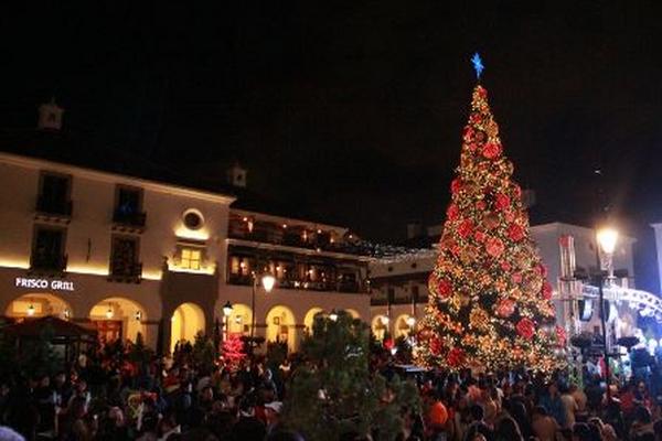 El árbol navideño en Cayalá tiene 15 metros de altura, 120 esferas, 65 mil luces LED y una estrella de 1.83 metros. (Foto. Cortesía Grupo Cayalá)