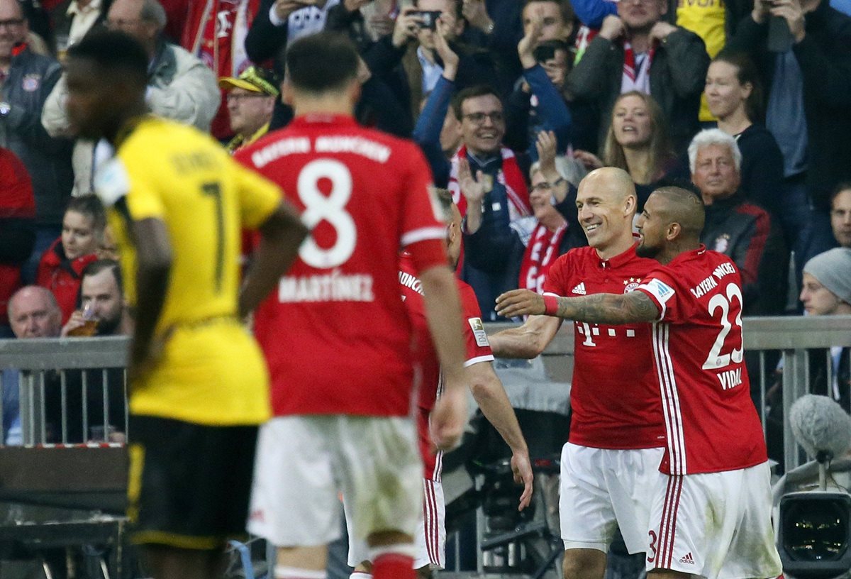 Arjen Robben fue uno de los protagonistas del clásico alemán. (Foto Prensa Libre: EFE)