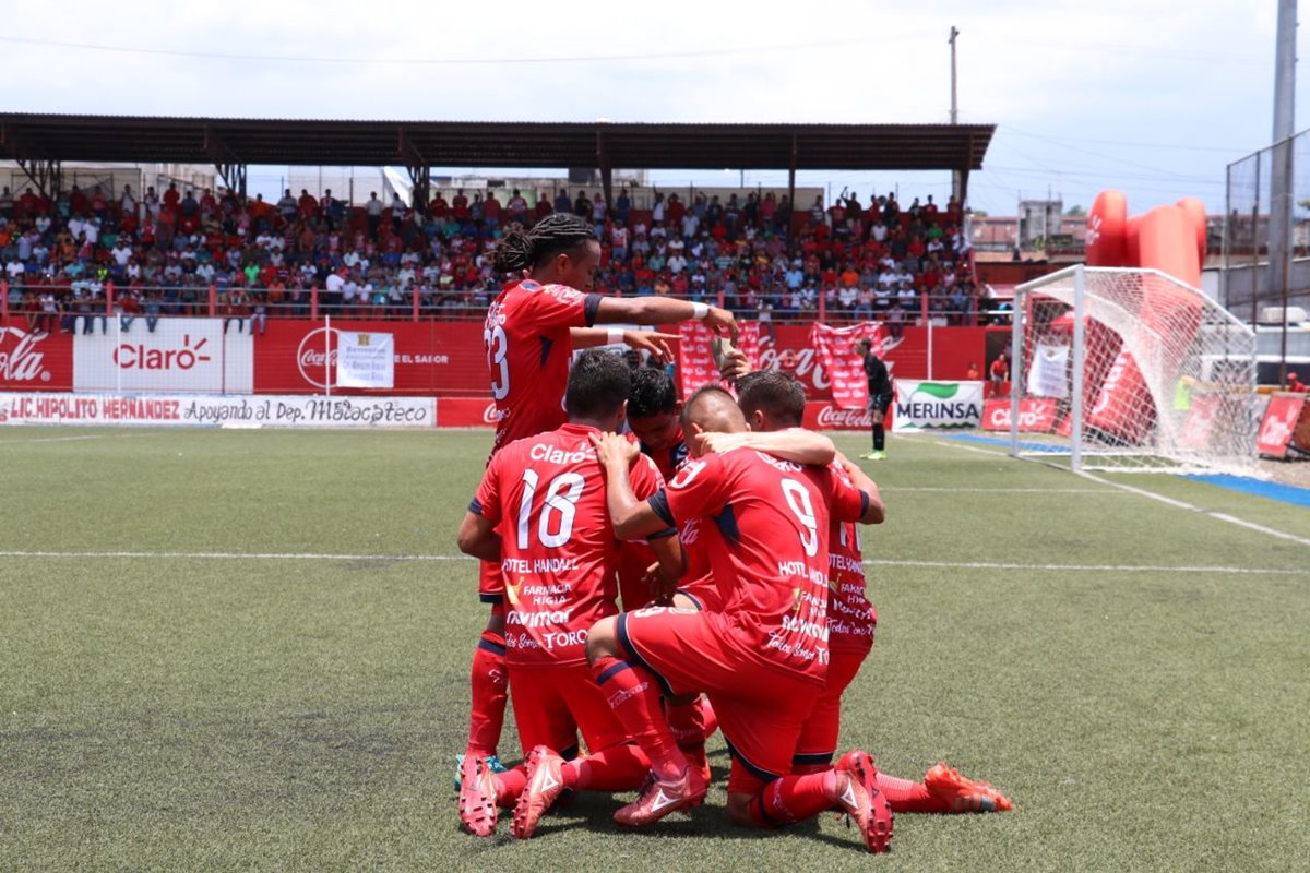 Los jugadores de Malacateco celebran la primera anotación del juego frente a los cremas. (Foto Prensa Libre: Raúl Juárez)