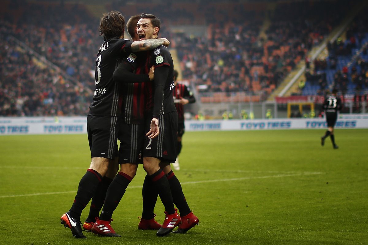Así festejaron los jugadores del Milan en el partido frente a Crotone. (Foto Prensa Libre: AFP)